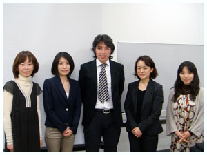 中央3名の左：加瀬先生、中央：藤原先生、右：久米先生